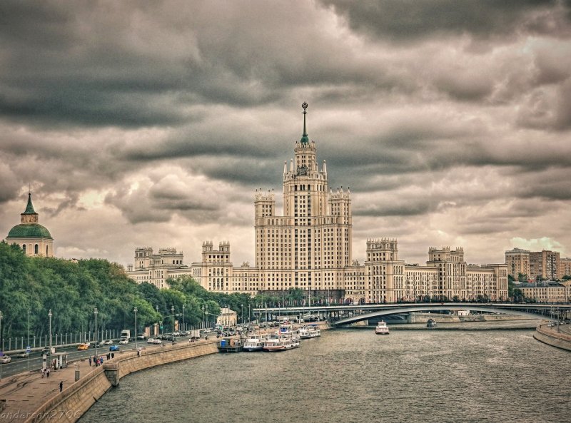 Мост у высотки на Котельнической набережной
