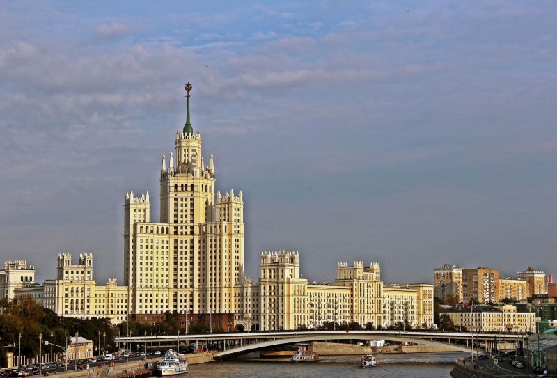 Москва высотка на Котельнической набережной ночь