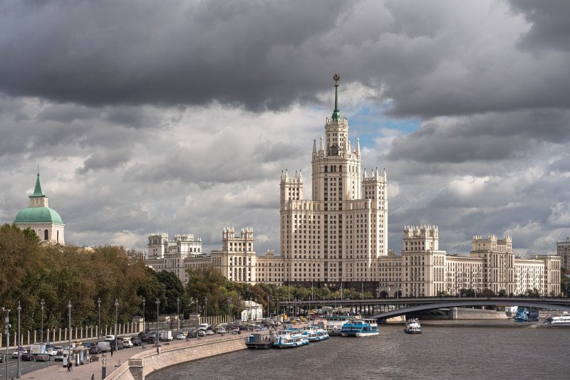 Сталинская высотка на Котельнической бригада