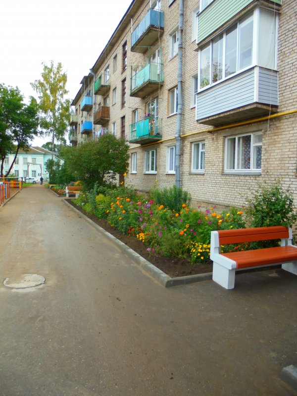 Благоустроенный двор