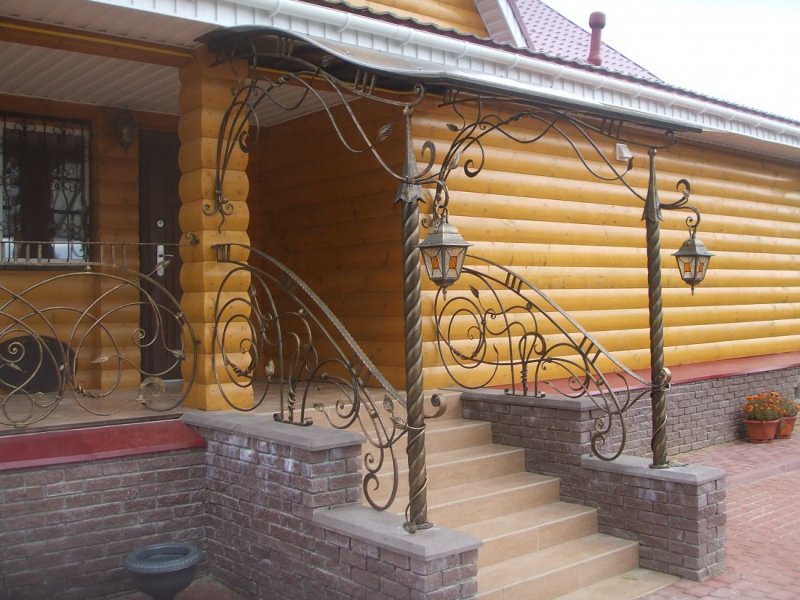 Белые кованые перила на крыльце