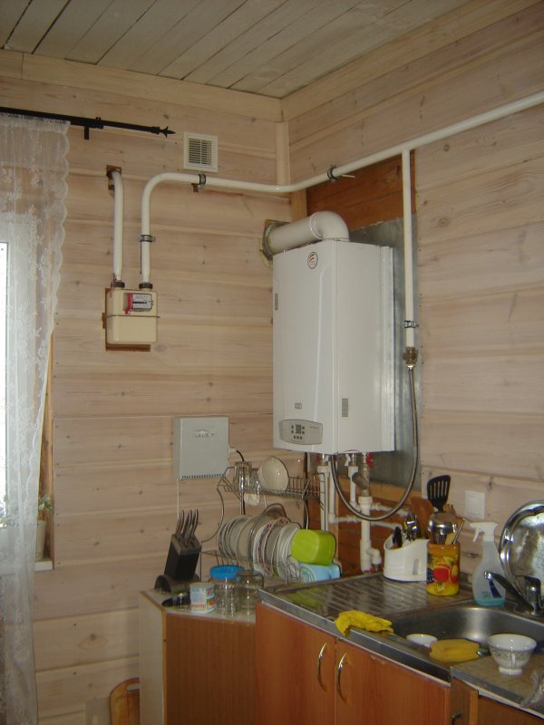 Газовый котел на кухне в деревянном доме