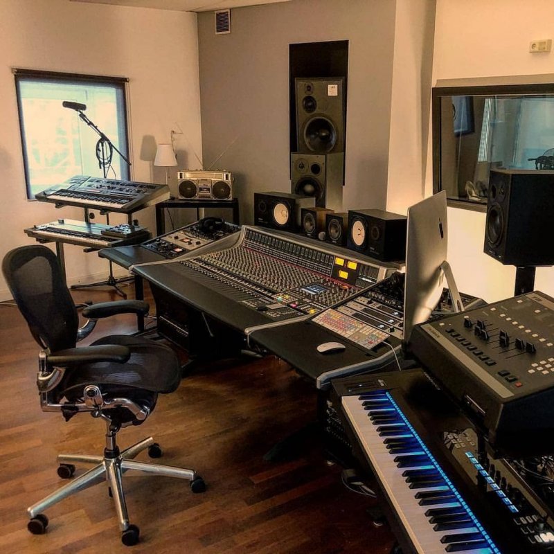 MK Sound m5 in Studio