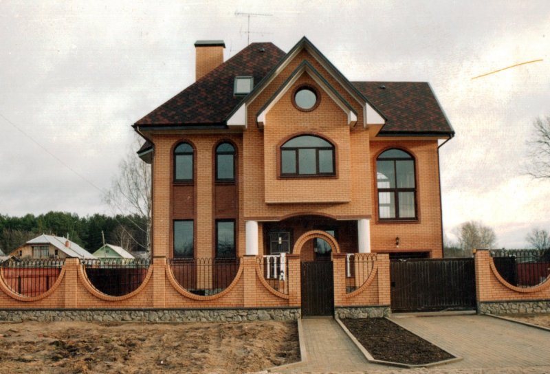 Дорогие коттеджи из красного кирпича