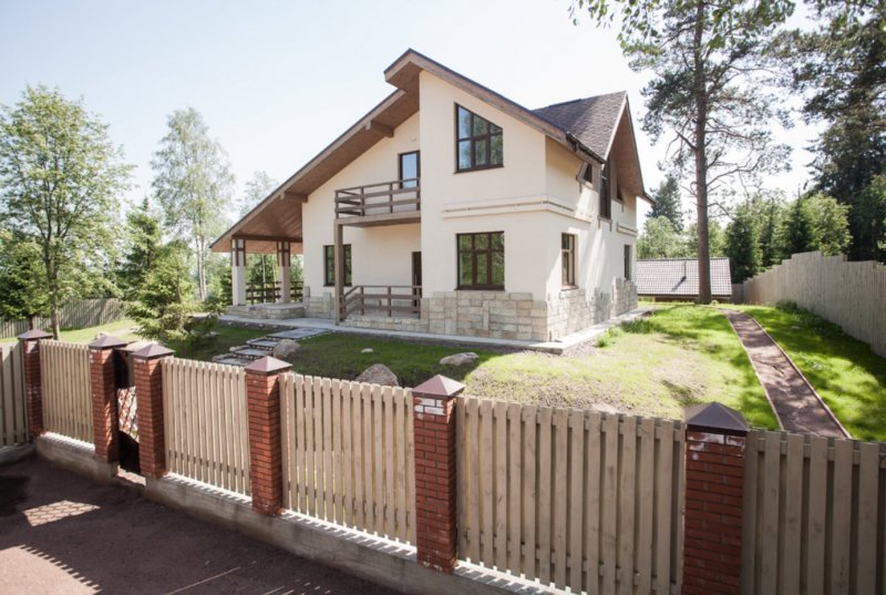 Забор в загородном доме