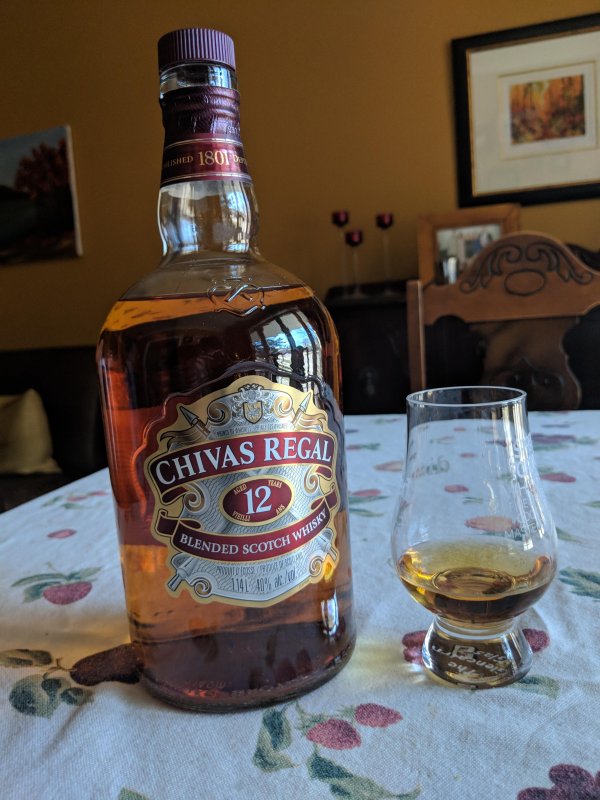 Чивас Ригал в руке
