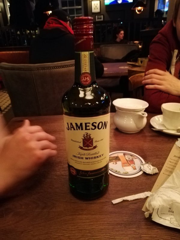 Виски джемисон в баре