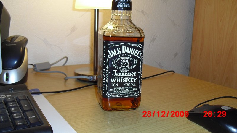 Jack Daniels в руке у школьника