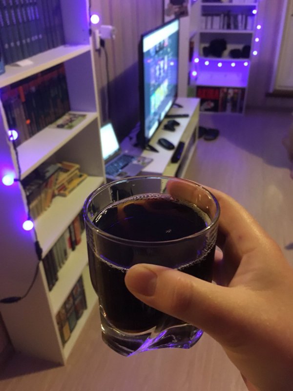 Рюмка виски в руке