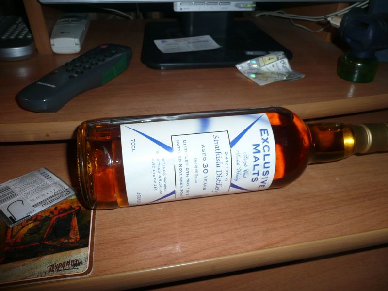 Пол бутылки коньяка в руке