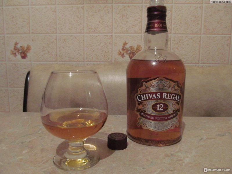 Виски Chivas дома на столе