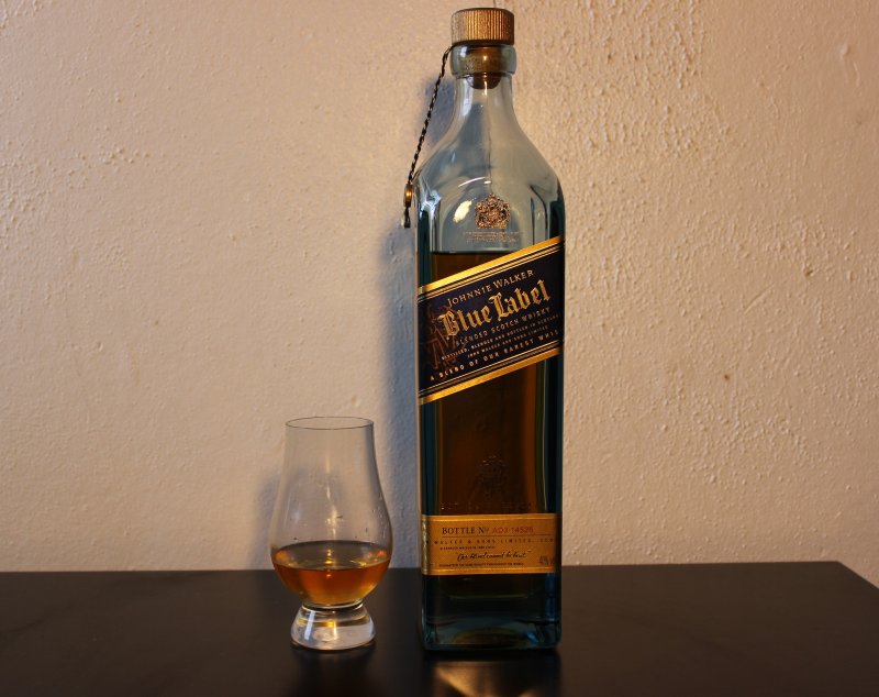 Blue Label виски на столе