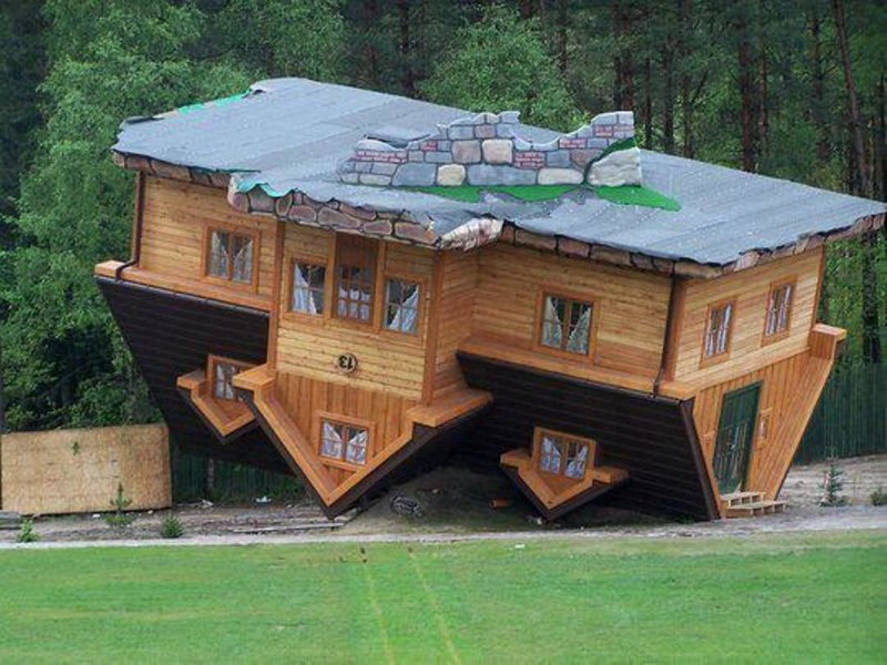 Дом перевертыш Польша