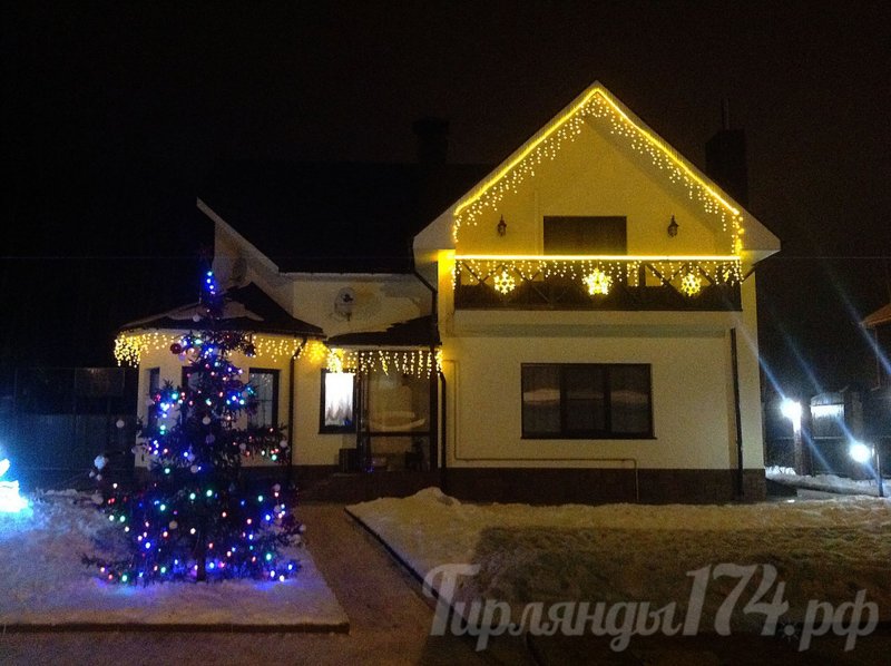Световое украшение фасада загородного дома