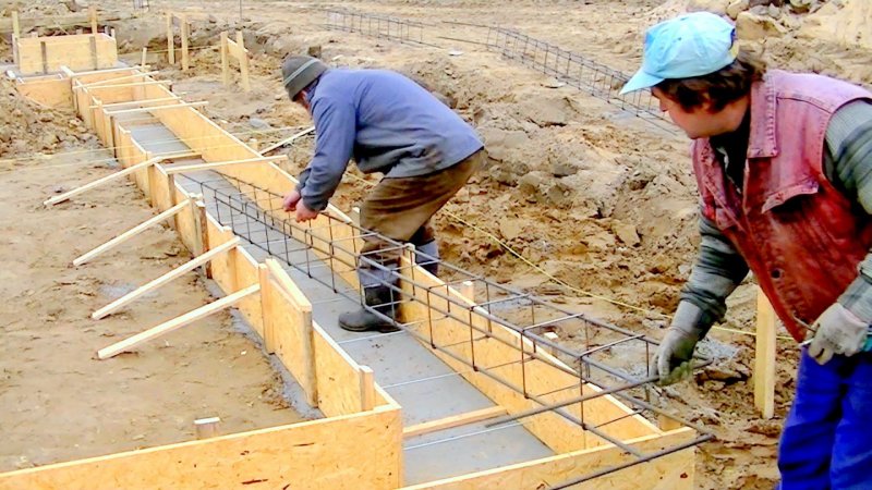 Заливка бетона в опалубку