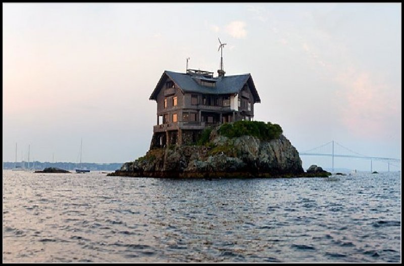 Дом посреди моря