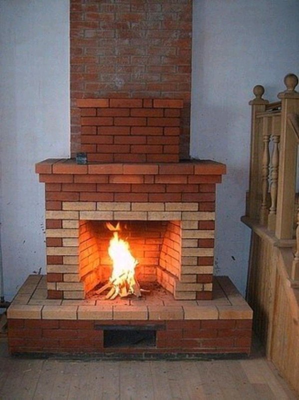 Небольшой кирпичный камин