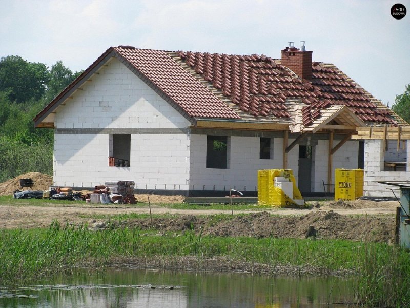 Одноэтажный дом из силикатного кирпича с двускатной крышей