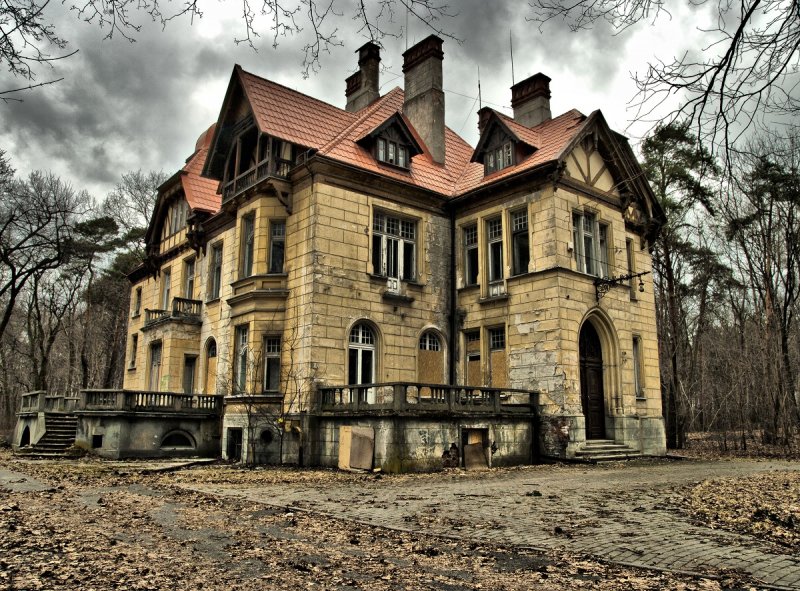 Красивый старинный особняк