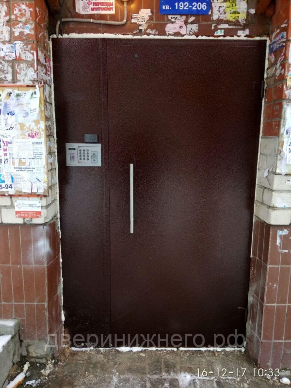 Дверь в подъезд