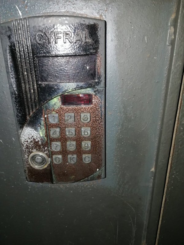 Дверь с домофоном