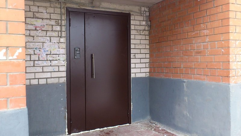 Дверь в подъезд с отбойником