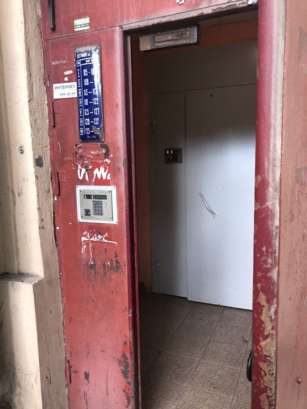 Линия домофона в подъезде