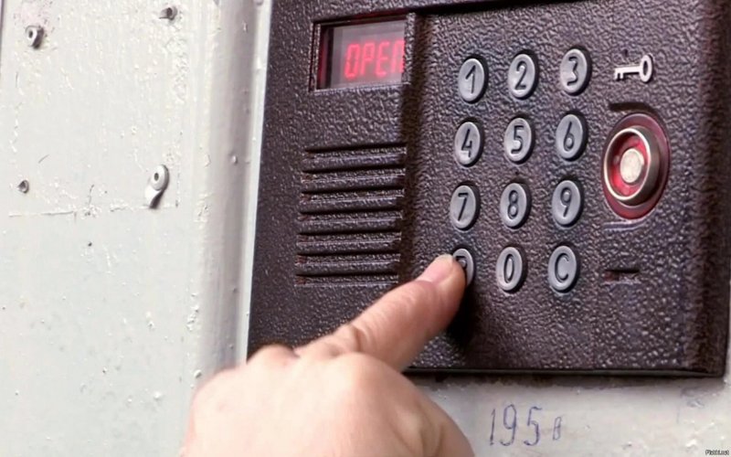 Домофон Цифрал на подъезде