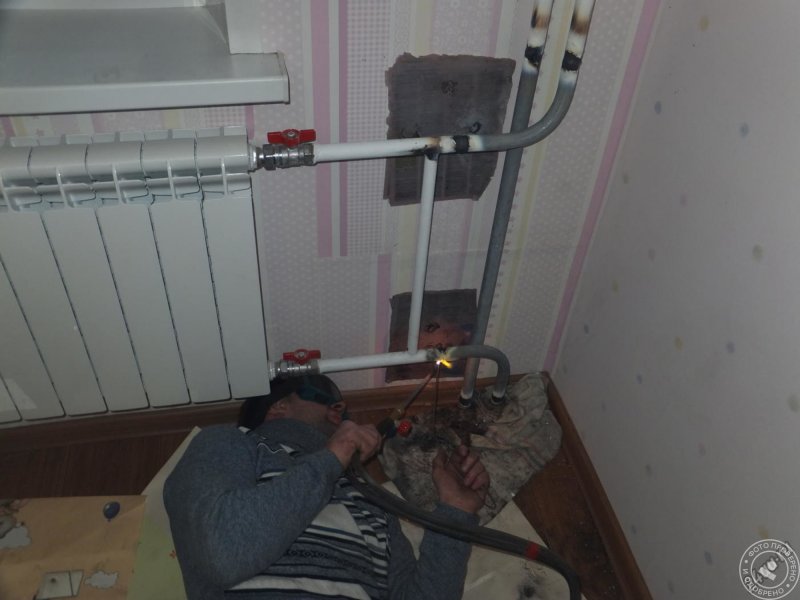 Труба отопления на техническом этаже