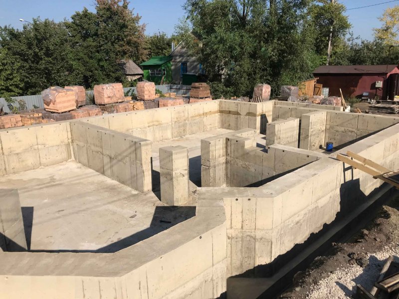 Монолитный фундамент с цоколем