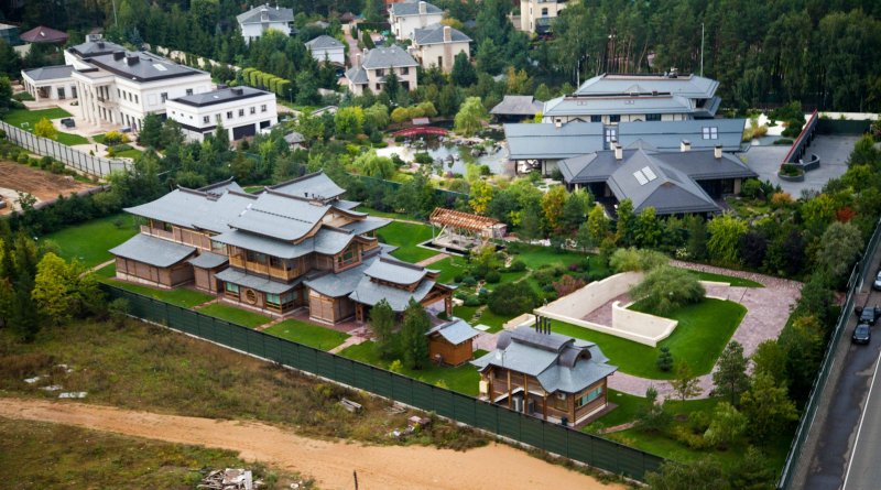 Классическая винтовая лестница в особняке