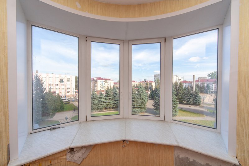 Мебель возле окна