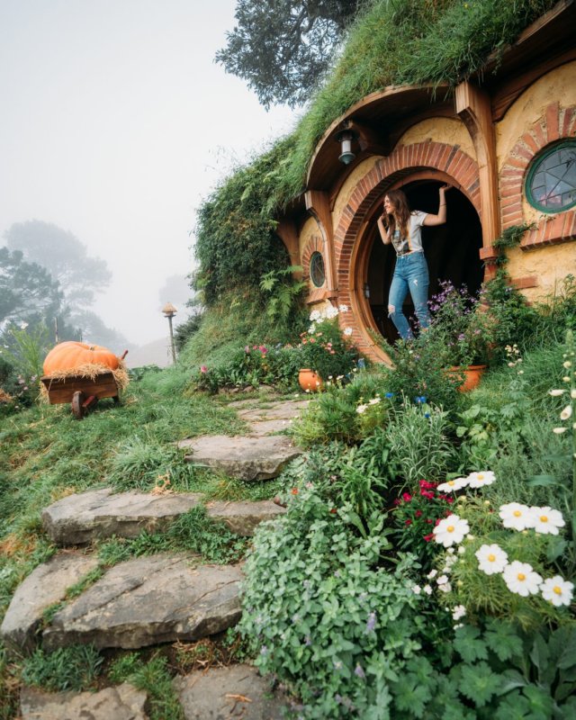 «The Hobbit House» («дом хоббитов»)