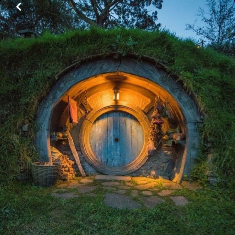 «The Hobbit House» («дом хоббитов»)