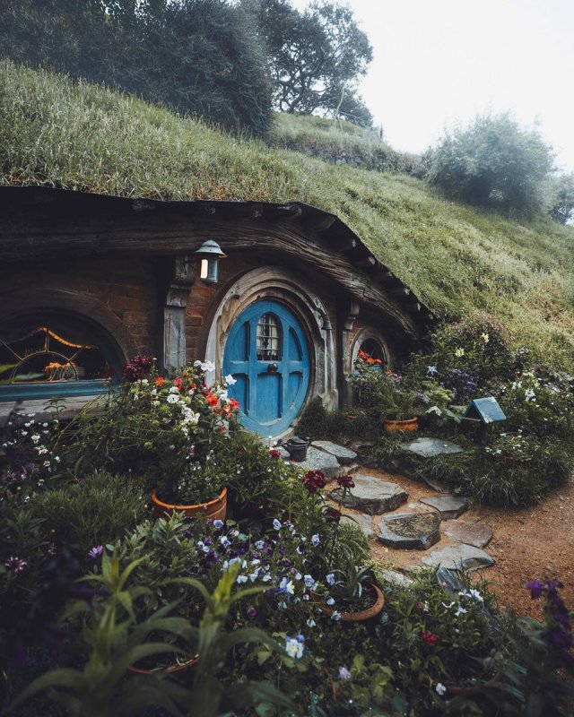 «The Hobbit House» («дом хоббитов»)