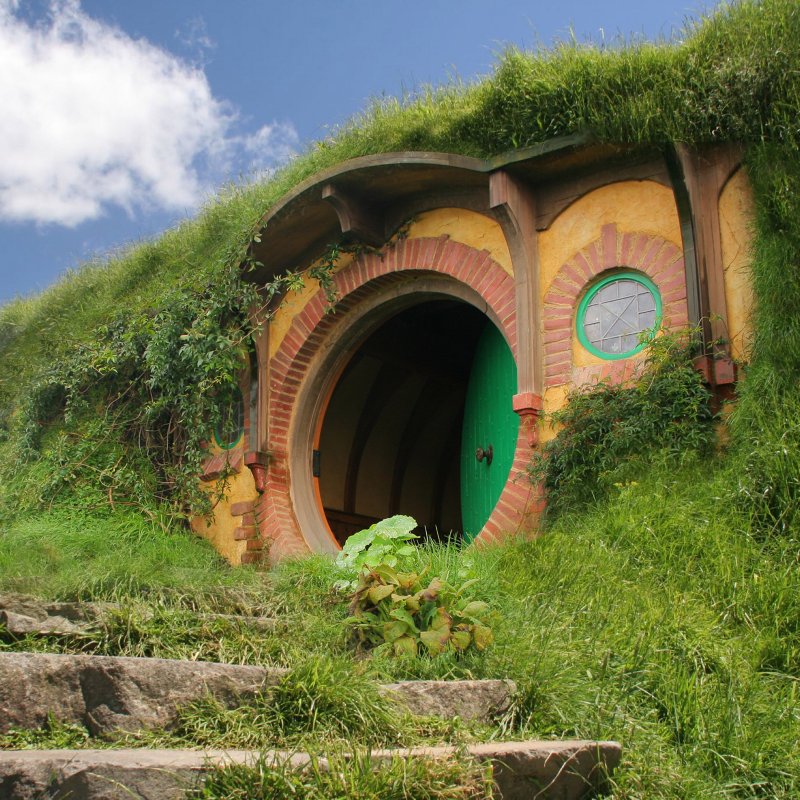 «The Hobbit House» («дом хоббитов»)