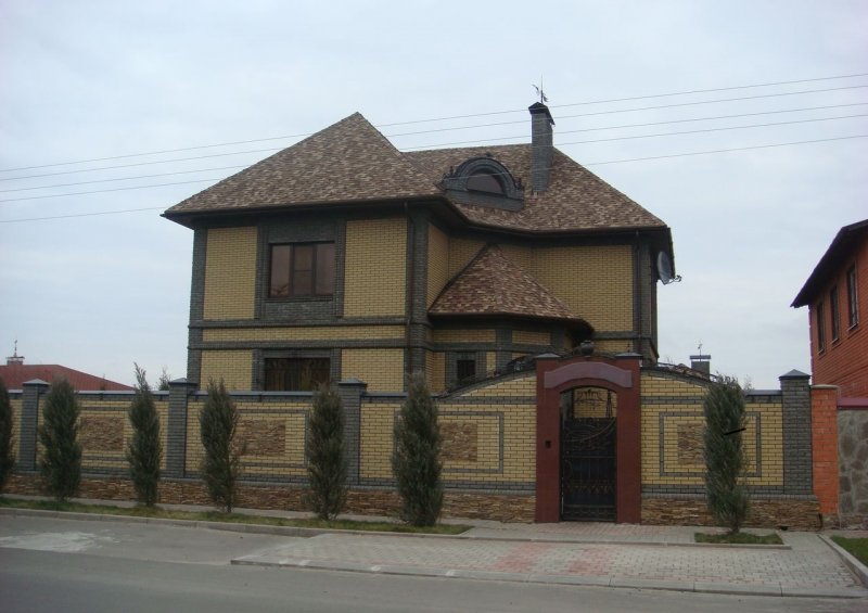 Фасад дома из кирпича в Чечне