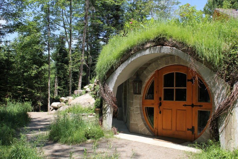 «The Hobbit House» («дом хоббитов»)