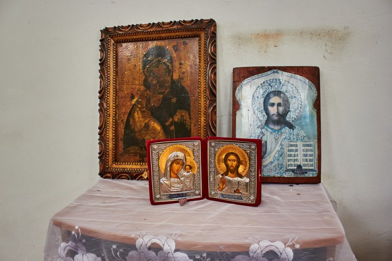 Полки под иконы прямые