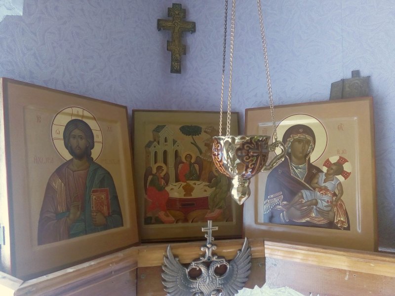 В комнате очень много икон