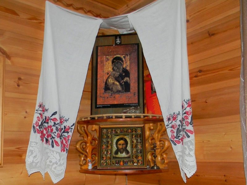 Угловой иконостас с лампадой