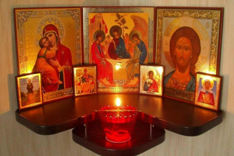 Расстановка икон в домашнем иконостасе