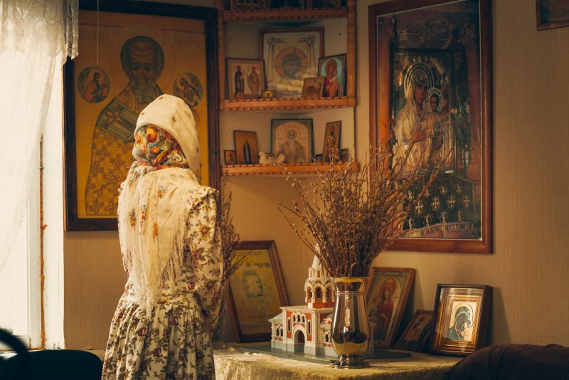 Иконы в книжном стеллаже