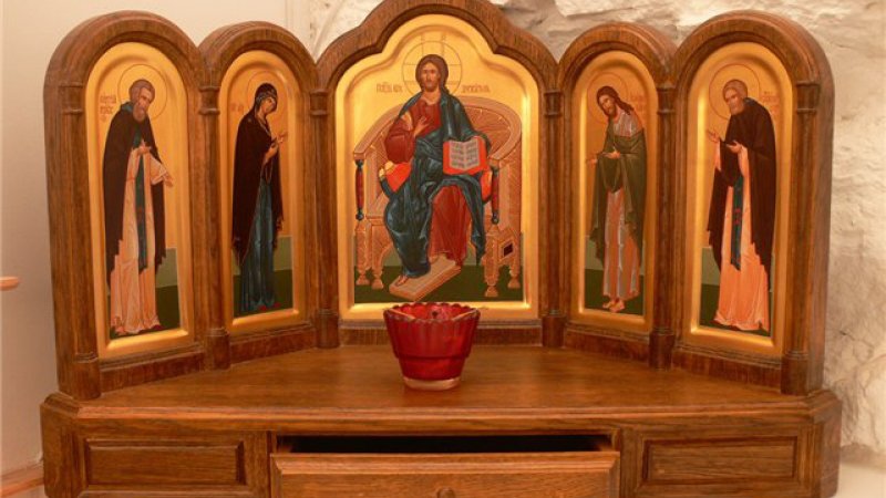Угловые иконные полки