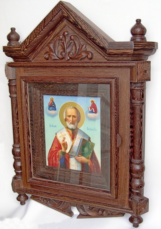 Женщина перед иконой в храме