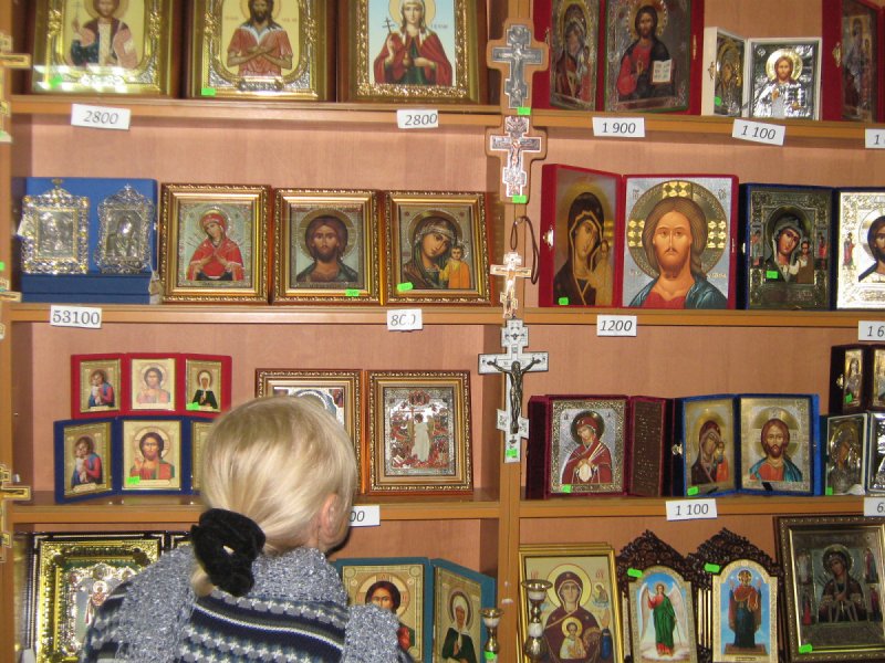 Иконы на стене в квартире