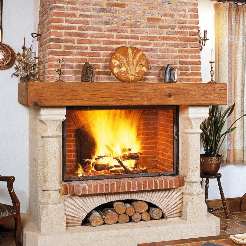 Красивый кирпичный камин