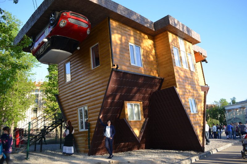Дом перевертыш на ВДНХ