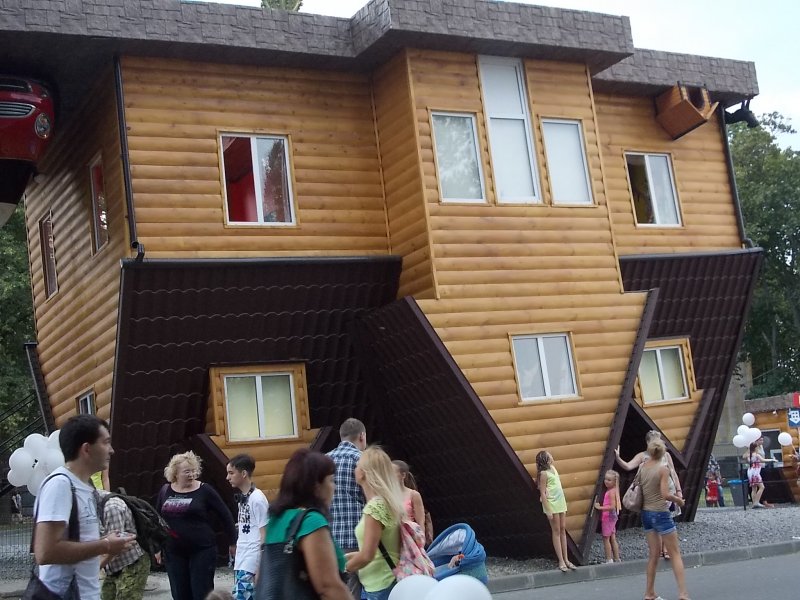 Перевёрнутый дом в Москве