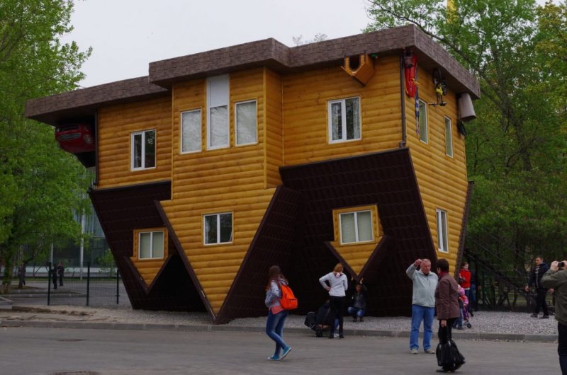 Дом-перевертыш на ВВЦ